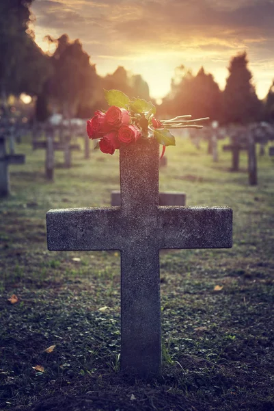 Muchas lápidas en el cementerio — Foto de Stock