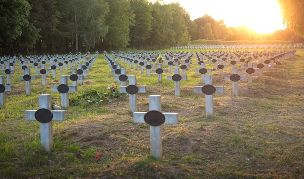 Viele Grabsteine auf dem Friedhof — Stockfoto