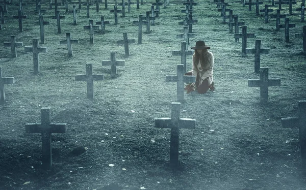 Sorgliga kvinna på kyrkogården — Stockfoto