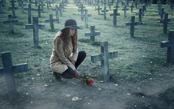 在墓地里的伤心女人 — 图库照片