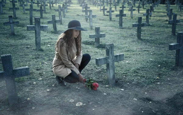 Treurige vrouw op de begraafplaats — Stockfoto