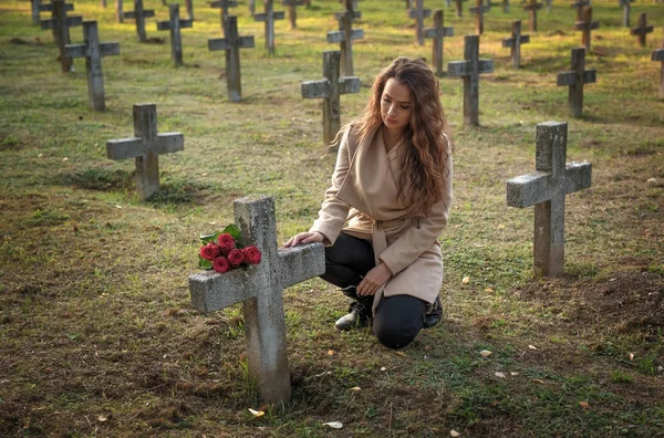 Smutná žena na hřbitově — Stock fotografie