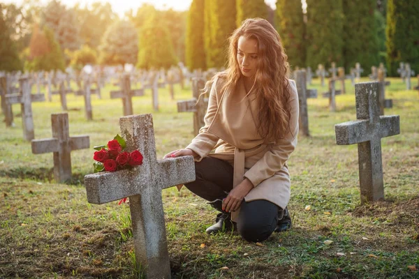 Sorgliga kvinna på kyrkogården — Stockfoto