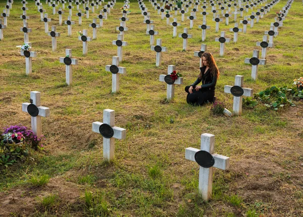 Traurige Frau auf dem Friedhof — Stockfoto