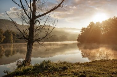 Nehirli sonbahar manzarası