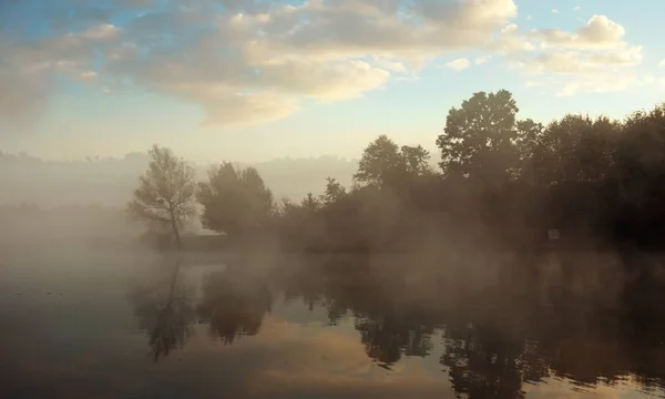 Краєвид на річці з туманом — стокове фото