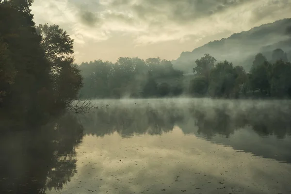 Paisaje en el río con niebla —  Fotos de Stock