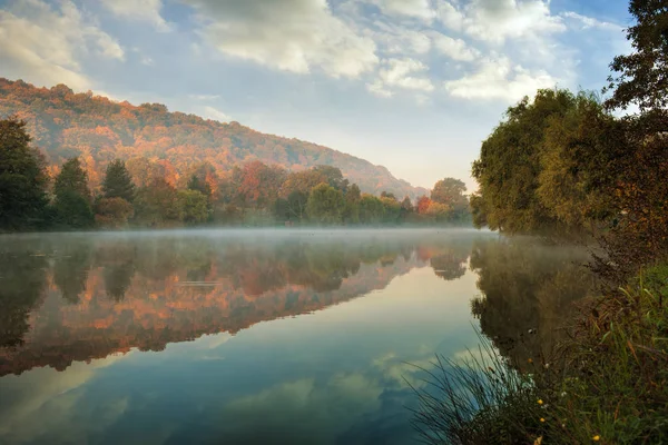 Paesaggio autunnale con fiume — Foto Stock