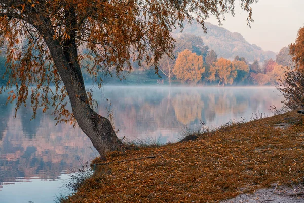 Paisaje otoñal con río —  Fotos de Stock