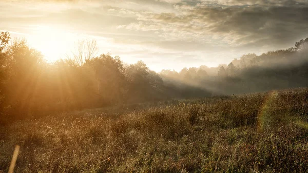 Herfstlandschap met rivier — Stockfoto