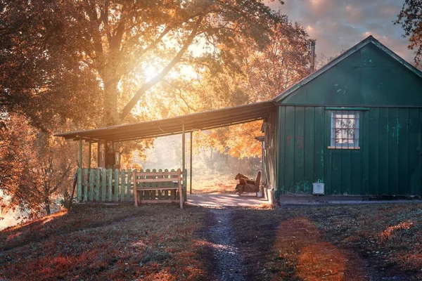 Dům v podzimní krajině — Stock fotografie