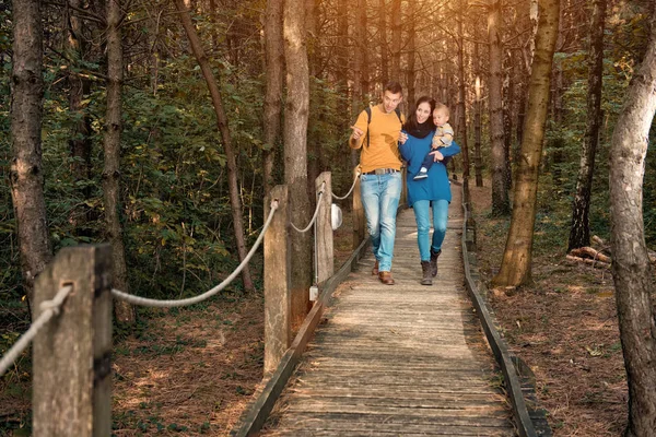 Junge Familie geht im Wald spazieren — Stockfoto