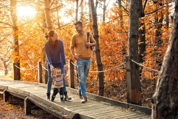 Glückliche junge Familie — Stockfoto