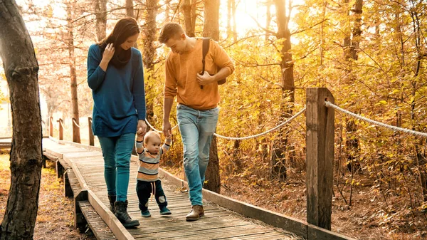 Glückliche junge Familie — Stockfoto