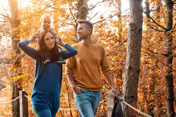 Familie spaziert im Wald — Stockfoto