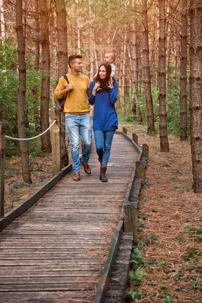 Familia joven caminando en el bosque —  Fotos de Stock