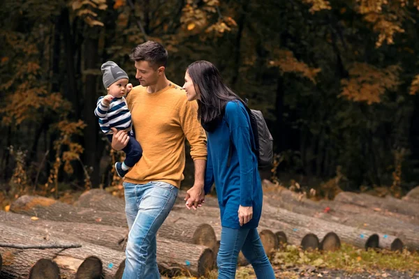 Küçük mutlu bir aile — Stok fotoğraf