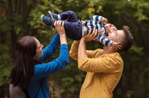 Paar hat Spaß mit Sohn — Stockfoto