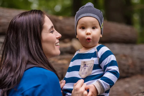 Junge Mutter mit ihrem kleinen Sohn — Stockfoto