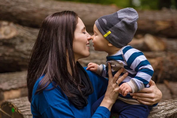 Junge Mutter mit ihrem kleinen Sohn — Stockfoto