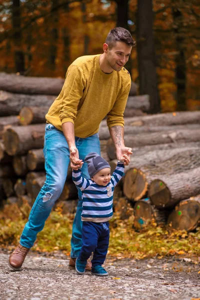 Vater zu Fuß mit Sohn — Stockfoto