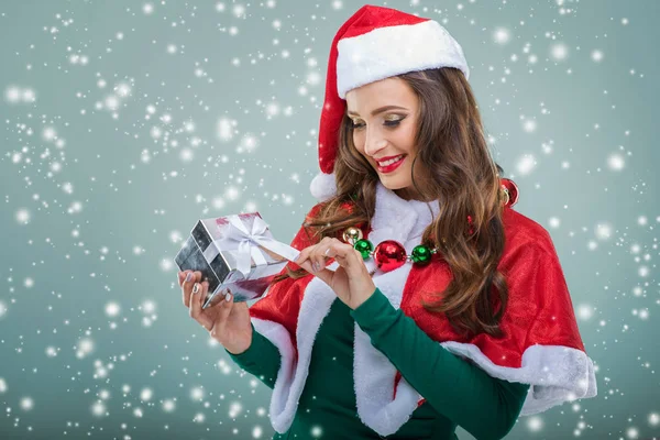 Bela Santa mulher segurando uma caixa de presente — Fotografia de Stock