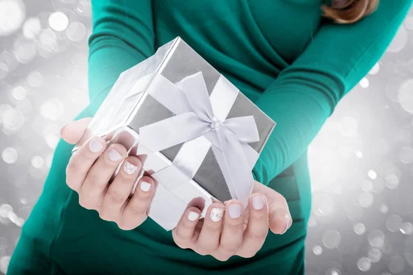 Mujer sosteniendo una caja de regalo. Primer plano de disparo —  Fotos de Stock