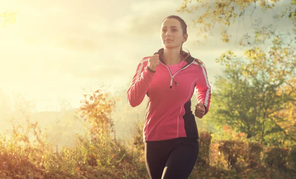 Vrouw joggen op lake — Stockfoto