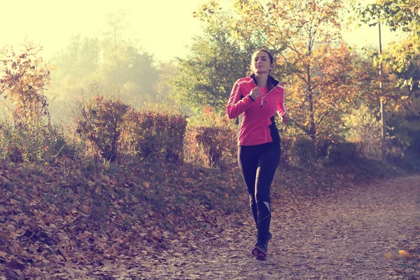 Vrouw joggen op lake — Stockfoto