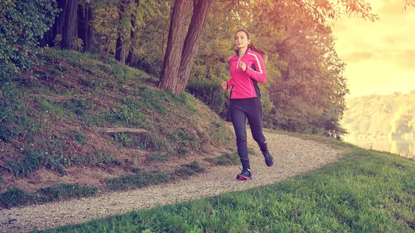 Vrouw joggen op lake — Stockfoto