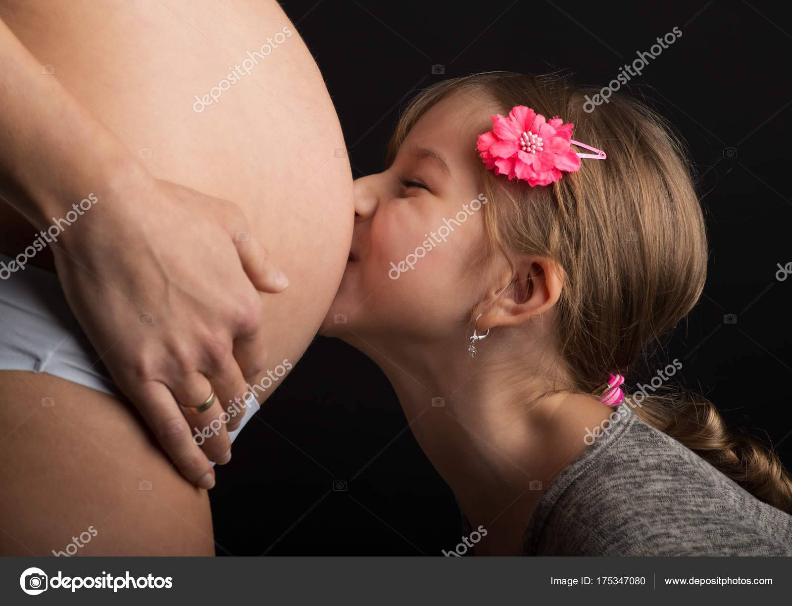 мать целует дочери грудь фото 11