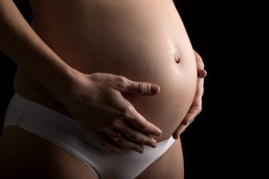 Hamile kadın oryantal siyah arka plan üzerine yakın çekim