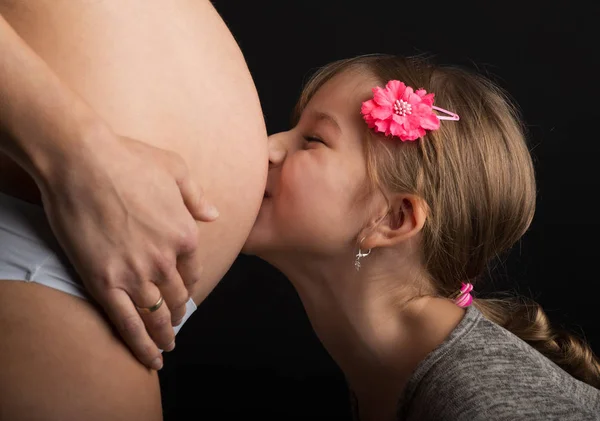 Närbild Liten Flicka Kiss Gravid Mamma Mage — Stockfoto