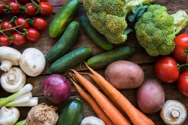 Ahşap plaka üzerinde taze sebze