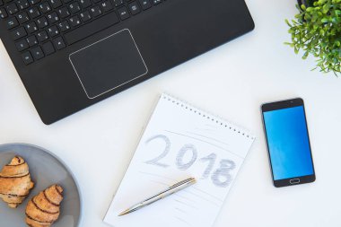 Öğelerin en iyi görünümü office iş istasyonunda bir masada. Düz lay ile 2018 el çekilmiş başlık