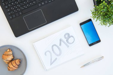 Öğelerin en iyi görünümü office iş istasyonunda bir masada. Düz lay ile 2018 el çekilmiş başlık