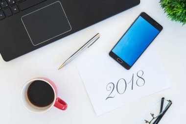 Öğelerin en iyi görünümü office iş istasyonunda bir masada. Düz ile 2018 italik başlık lay.