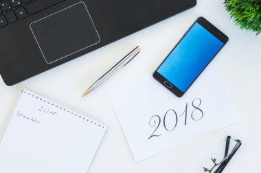 Öğelerin en iyi görünümü office iş istasyonunda bir masada. Düz ile 2018 italik başlık lay.
