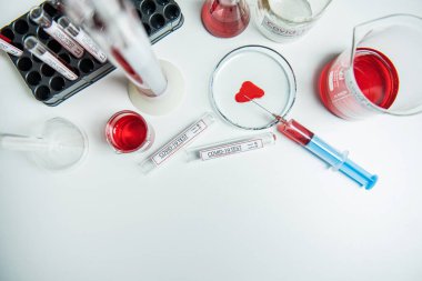 Coronavirus, Corona Virüsü laboratuarındaki masada bulunan numune tüpünde 19 enfekte kan örneği buldu.