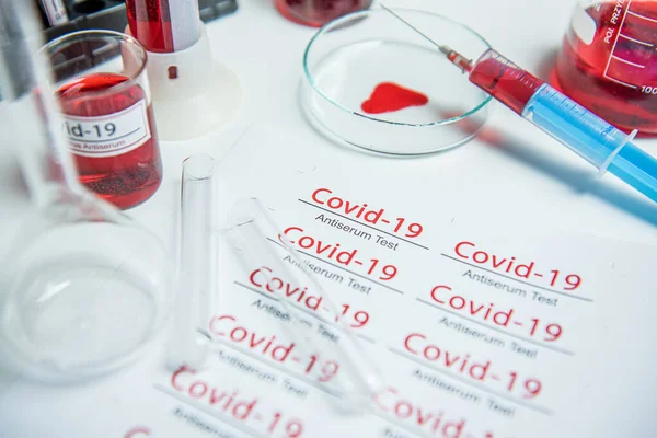 Coronavirus Covid19 Infekterade Blodprov Provrör Bordet Koronaviruslaboratorium — Stockfoto