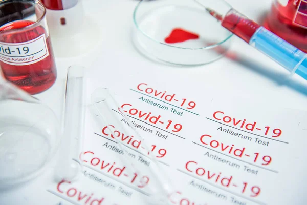 Coronavirus Covid19感染血样在Corona病毒实验室桌上的试管中 — 图库照片