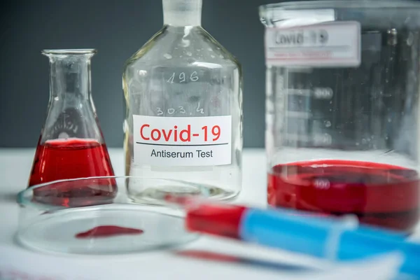 Coronavirus Covid19 Infekterade Blodprov Provrör Bordet Koronaviruslaboratorium Stockbild