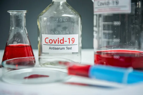 Coronavirus Covid19感染血样在Corona病毒实验室桌上的试管中 图库照片