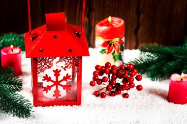 Noel ve yeni yıl arka plan Christmas mum fener ve Noel ağaç dalları, kar ve Dekorasyon, ahşap duvar arkasında. Boş alan