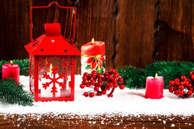 Noel ve yeni yıl arka plan Christmas mum fener ve Noel ağaç dalları, kar ve Dekorasyon, ahşap duvar arkasında. Boş alan