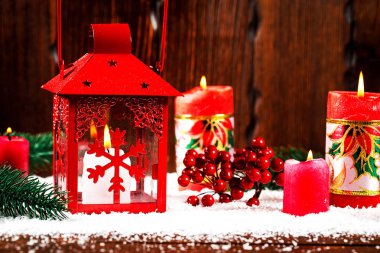 Noel ve yeni yıl arka plan Christmas mum fener ve Noel ağaç dalları, kar ve Dekorasyon, ahşap duvar arkasında. Boş alan