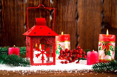 Noel ve yeni yıl arka plan Christmas mum fener ve Noel ağaç dalları, kar ve Dekorasyon, ahşap duvar arkasında. Boş alan