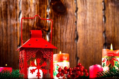 Noel ve yeni yıl arka plan Christmas mum fener ve Noel ağaç dalları, kar ve Dekorasyon, ahşap duvar arkasında. Boş alan