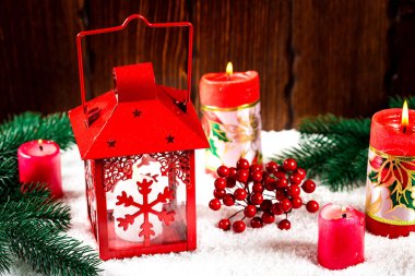 Noel ve yeni yıl arka plan Christmas mum fener ve Noel ağaç dalları, kar ve Dekorasyon, ahşap duvar arkasında. Boş alan