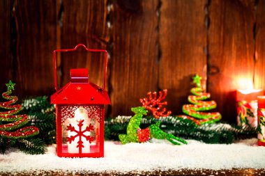 Noel ve yeni yıl arka plan Christmas mum fener ve Noel ağaç dalları, kar ve Dekorasyon, ahşap duvar arkasında. Boş alan
